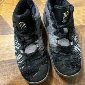 Nike Kyrie flytrap Black Thunder Gray’.